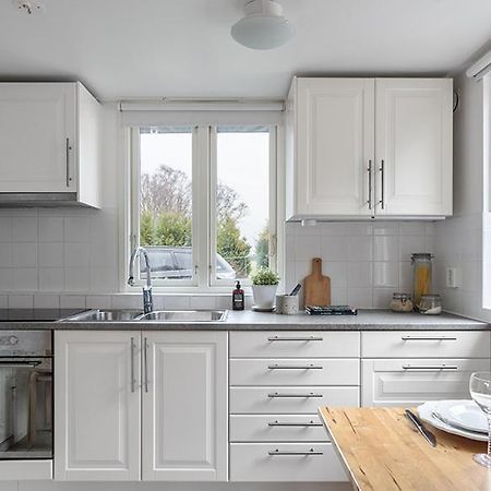 Guesthouse Close To The Beaches In Hoellviken Екстериор снимка
